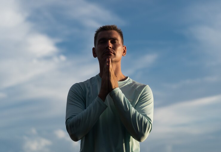 Foto jovem orar no fundo do céu azul. conceito de arrependimento, arrependimento e esperança.