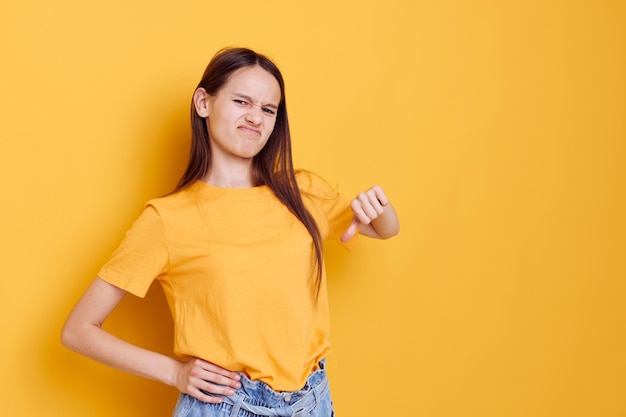 Jovem otimista em uma camiseta amarela emoções estilo verão fundo amarelo