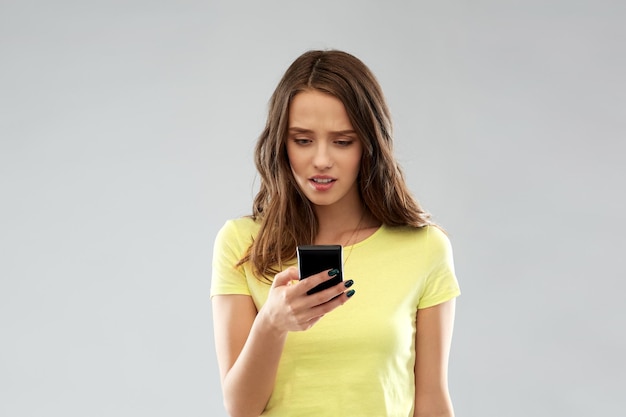 jovem ou adolescente a usar um smartphone