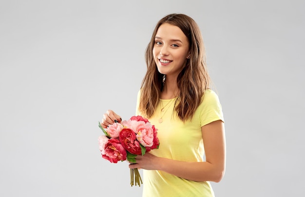 Foto jovem ou adolescente com um buquê de flores