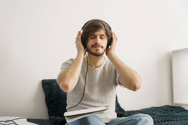 Jovem ouve música com fones de ouvido