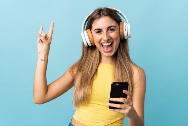 Jovem ouvindo música em fones de ouvido