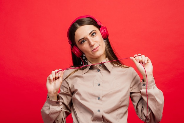 Jovem ouvindo música em fones de ouvido