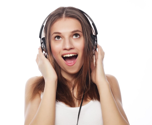 Jovem ouvindo música feliz e fones de ouvido