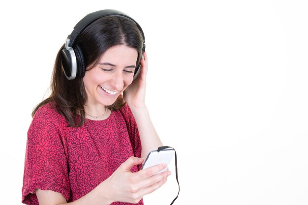 Jovem ouvindo música usando o celular ao lado do espaço de cópia fundo branco