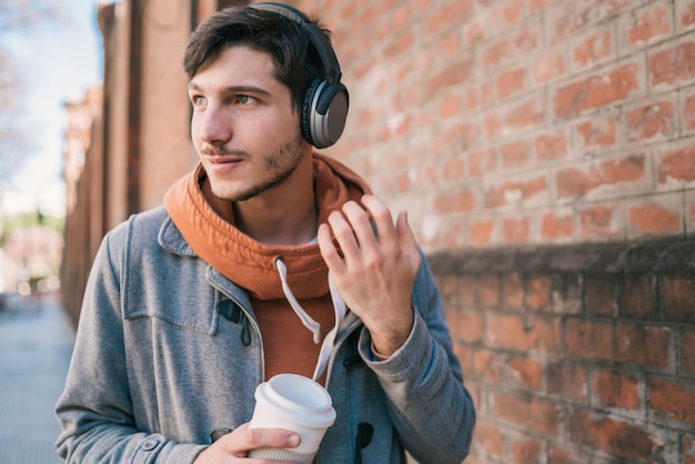 Jovem ouvindo música.