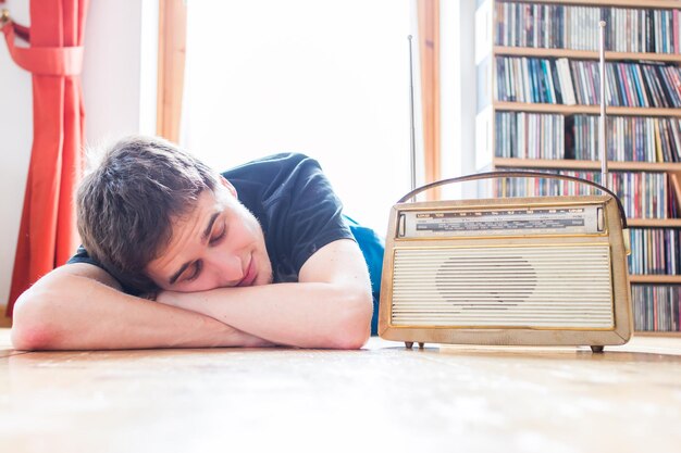 Jovem ouvindo um rádio retrô