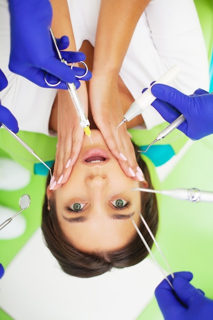 Jovem paciente visitando consultório dentista