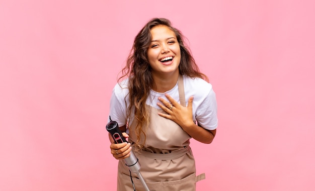 Jovem padeiro rindo alto de uma piada hilária, sentindo-se feliz e alegre, se divertindo