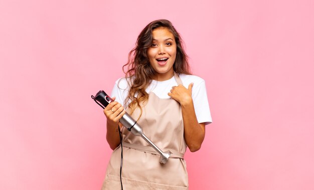 Jovem padeiro se sentindo feliz, surpreso e orgulhoso, apontando para si mesmo com um olhar animado e surpreso