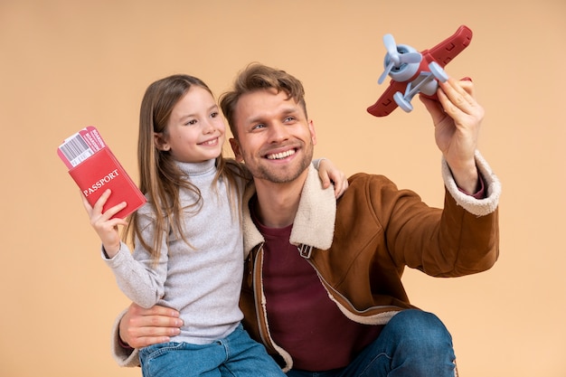 Jovem pai com filha antes de viajarem juntos