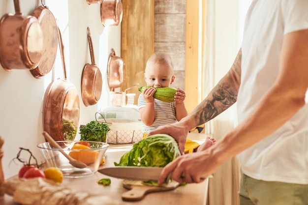 Jovem pai com um menino cozinhando