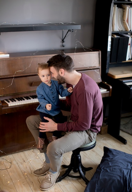 Jovem pai e filha no quarto