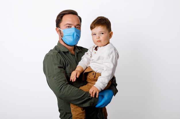 Jovem pai e filho bebê usando máscaras cirúrgicas