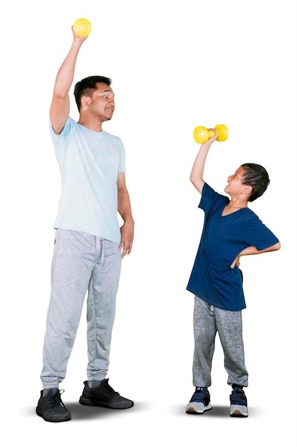 Jovem pai e filho pequeno levantando halteres