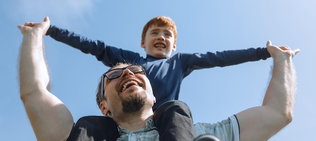 Jovem pai e seu doce filho brincam juntos o conceito de paternidade