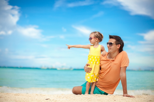 Jovem pai e sua adorável filha se divertir na praia