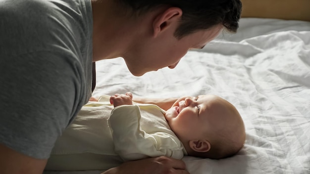 Jovem pai tenta falar e brincar com filha recém-nascida