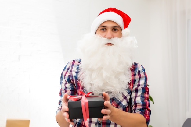 jovem Papai Noel segurando presentes em fundo branco