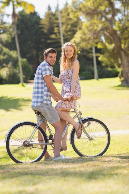 Jovem, par, bicicleta, olhar, câmera