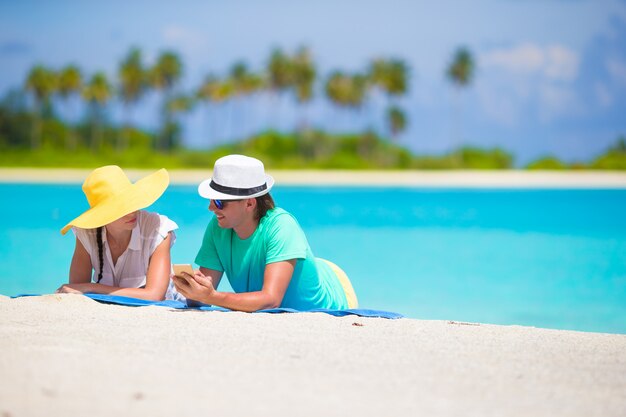 Jovem, par feliz, com, telefone móvel, ligado, praia