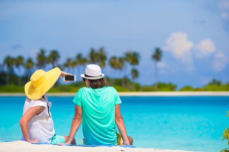 Foto jovem, par feliz, fazendo, um, selfie, com, telefone móvel, ligado, praia