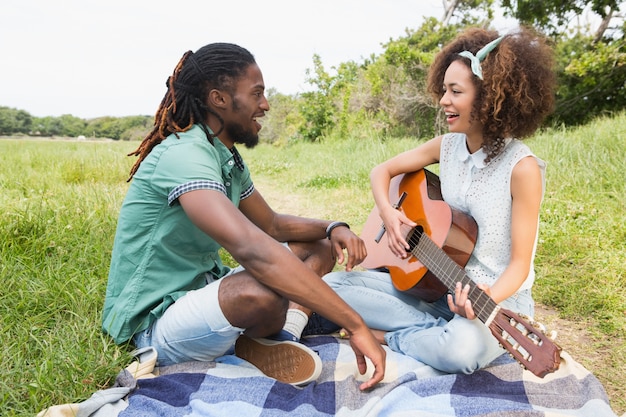 Jovem, par, piquenique, tocando, violão