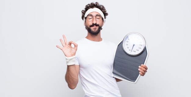 Jovem parecendo concentrado e meditando, sentindo-se satisfeito e relaxado, pensando ou fazendo uma escolha