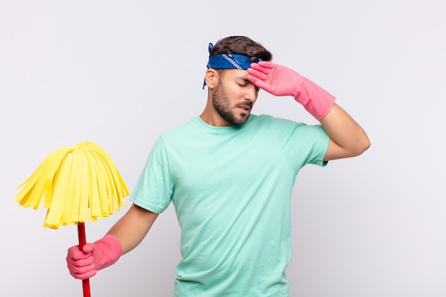 Jovem parecendo estressado, cansado e frustrado, secando o suor da testa, sentindo-se desesperado e exausto