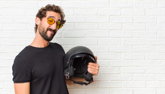 Jovem parecendo feliz e amigável, sorrindo e piscando os olhos para você com uma atitude positiva