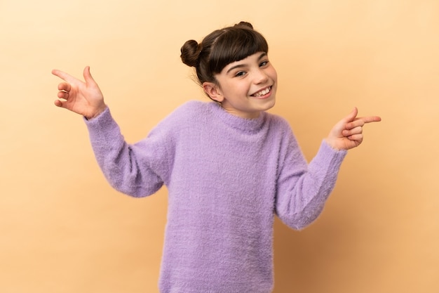 Jovem parecendo feliz e orgulhosa de si mesma