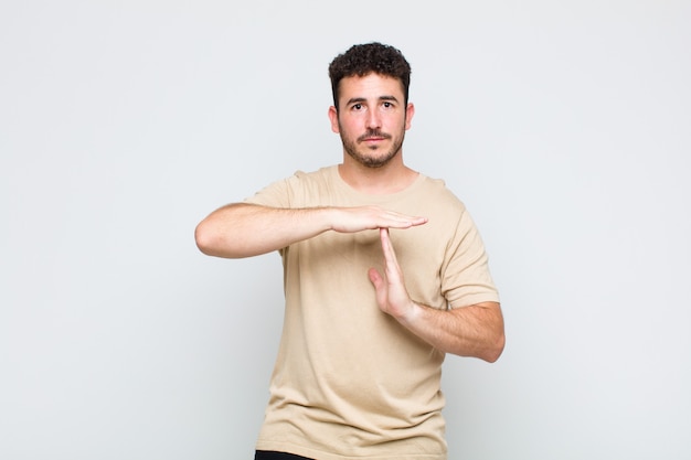 Foto jovem parecendo sério, severo, zangado e descontente