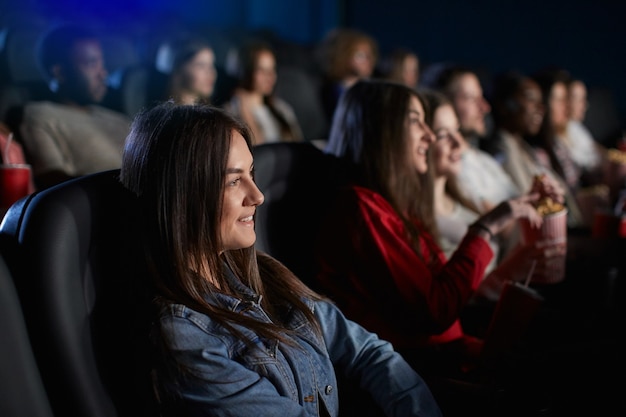 Jovem, passar o fim de semana no cinema.