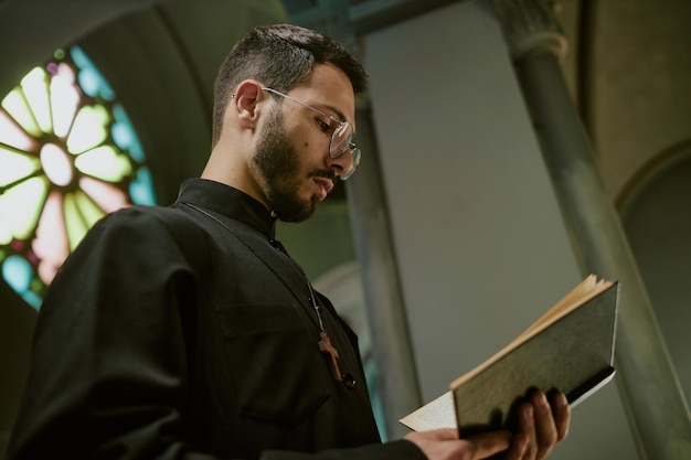 Jovem Pastor Lendo a Bíblia