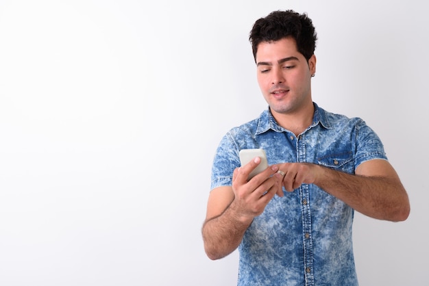 Jovem persa bonito usando telefone celular