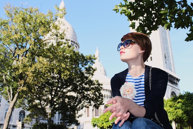 Jovem perto da Basílica do Sagrado Coração de Paris França