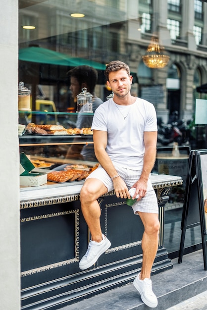 Jovem perto de um café urbano