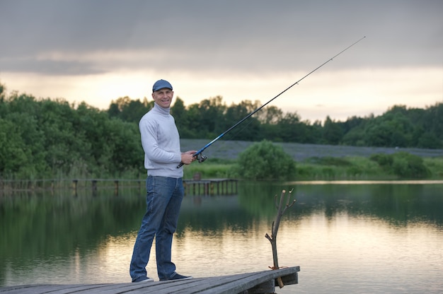 Jovem pescando em um lago