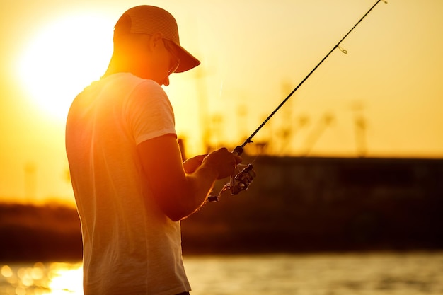 Jovem pescando no mar