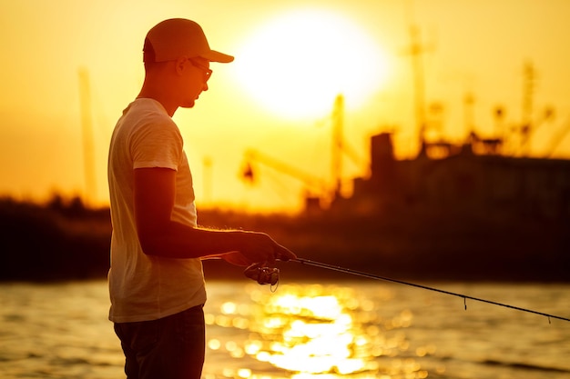 Jovem pescando no mar