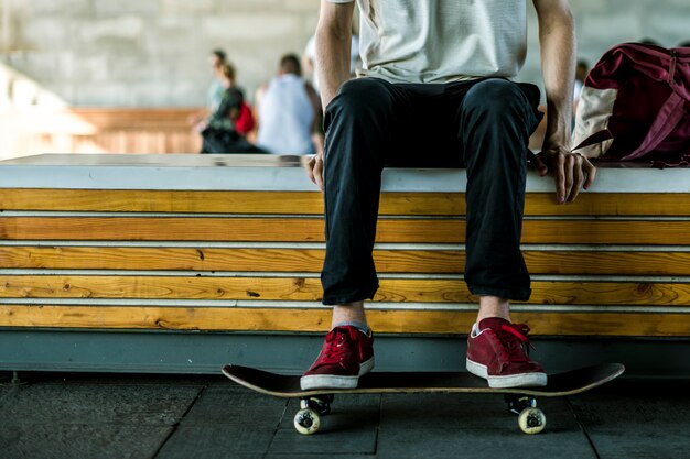 jovem piloto de skate clássico fechar refrigeração no estilo de vida na rua.