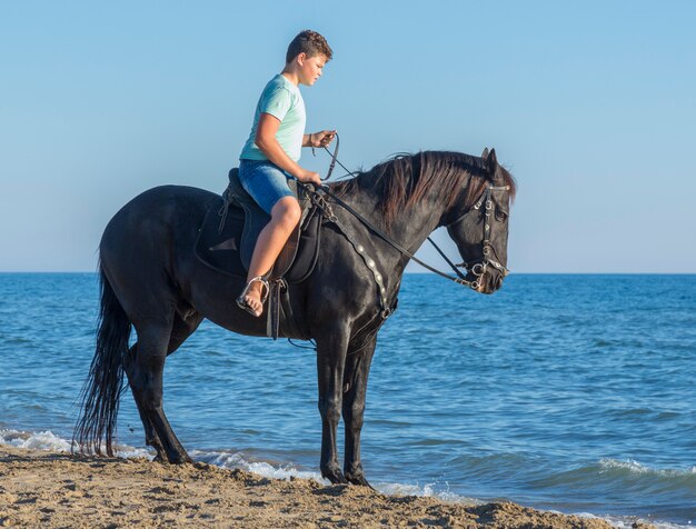 jovem piloto na praia