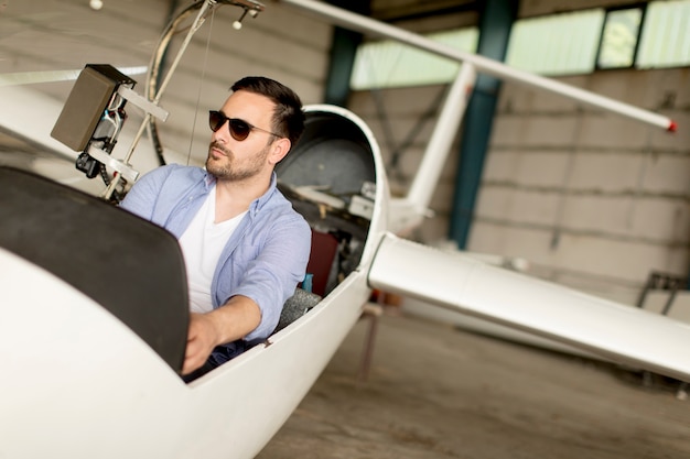 Jovem, piloto, verificar, ultralight, avião, antes de, vôo