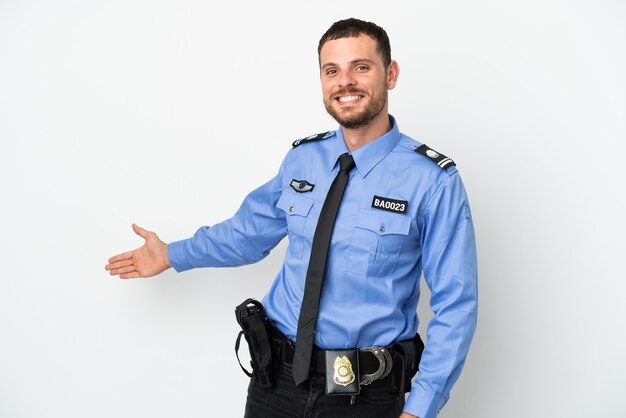 Foto jovem policial brasileiro isolado em fundo branco estendendo as mãos para o lado para convidar para vir