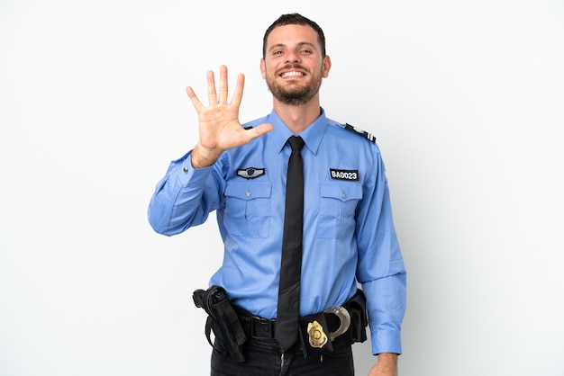 Foto jovem policial brasileiro isolado no fundo branco contando cinco com os dedos