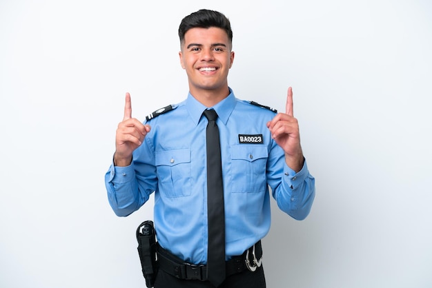 Foto jovem policial caucasiano isolado em fundo branco apontando uma ótima ideia