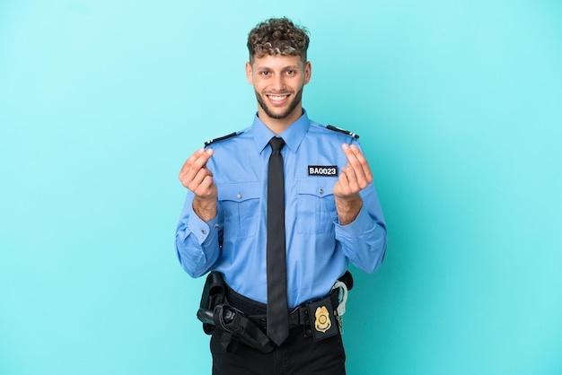 Jovem policial loiro isolado branco sobre fundo azul fazendo gesto de dinheiro