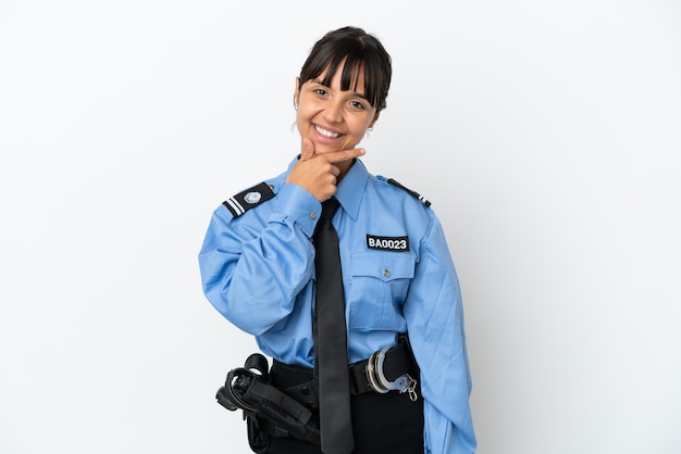 Jovem policial mulher mestiça isolada fundo feliz e sorridente