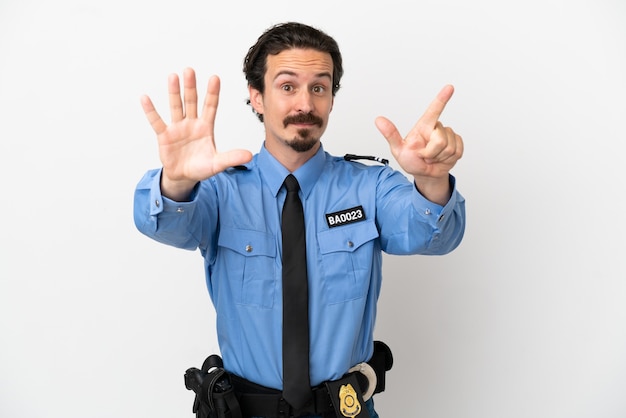 Foto jovem policial sobre fundo branco isolado, contando sete com os dedos