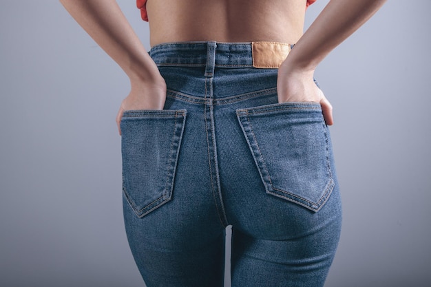 Jovem posando de jeans